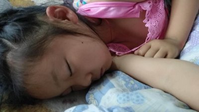 ​女儿要听睡前故事:撒谎的小孩被狼吃。还要听4个不同版本的!编